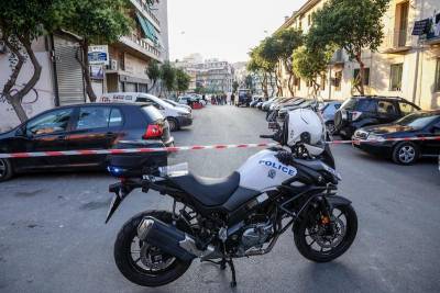 Θεσσαλονίκη: Άγνωστος άνδρας βρέθηκε νεκρός στην είσοδο γηπέδου, με τρία τραύματα στο στήθος