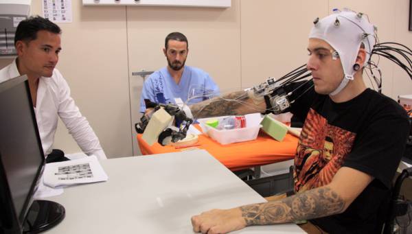 Ρομποτικός εξωσκελετός χειρός επέτρεψε σε τετραπληγικούς να πιάσουν αντικείμενα