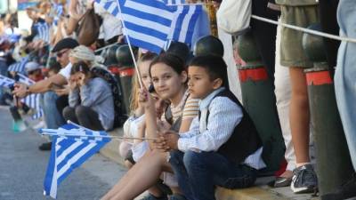 Σε εξέλιξη η παρέλαση στρατιωτικών και πολιτικών τμημάτων ενώπιον της ΠτΔ