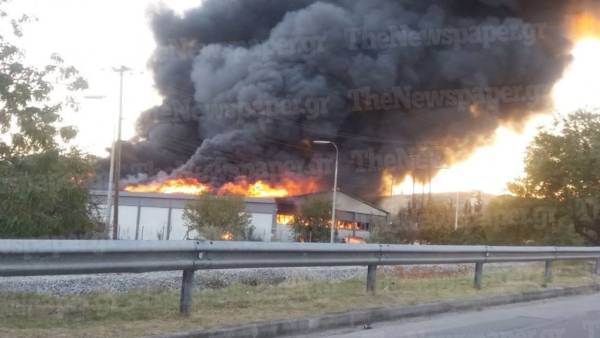 Βόλος: Μεγάλη φωτιά σε εγκαταλειμμένο εργοστάσιο στη Α&#039; ΒΙΠΕ