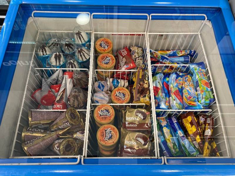 Ζευγάρι έκλεψε 120 παγωτά από ψιλικατζίδικο στη Θεσσαλονίκη (βίντεο)
