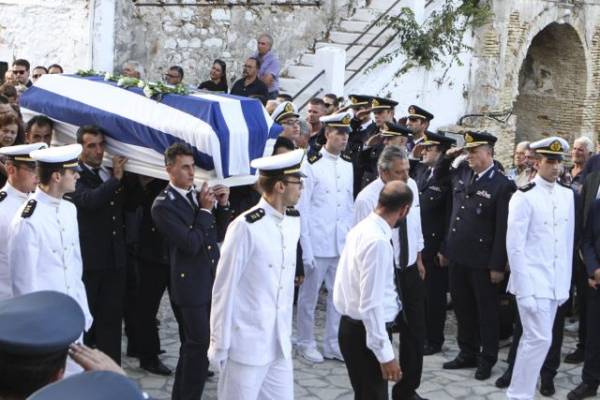 Με τιμές ήρωα κηδεύτηκε ο ανθυποπυραγός Αρ. Μουζακίτης, που είχε τραυματιστεί στο Ζευγολατιό Κορινθίας