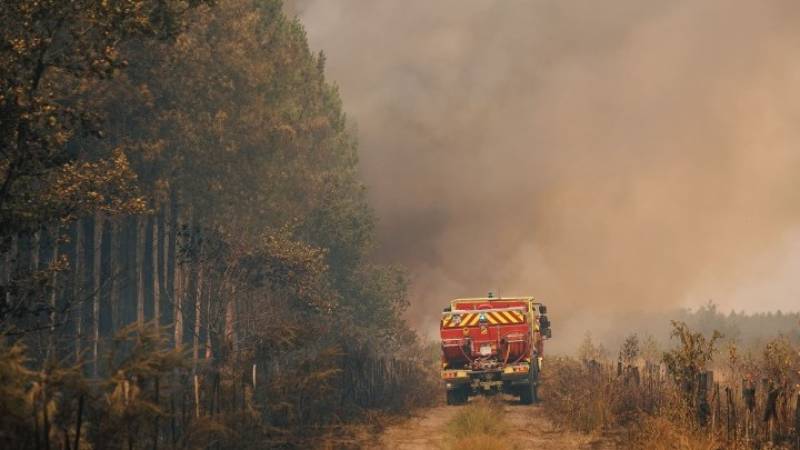 Γαλλία: Η τεράστια πυρκαγιά κοντά στη Μπορντό "παραμένει σταθερή"