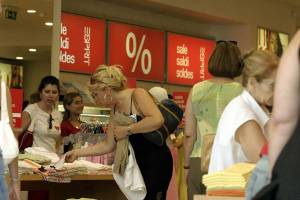 Αλευράς για καταστήματα: Διαβούλευση με φορείς για το άνοιγμα της Κυριακής