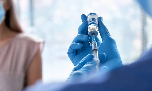 Κορονοϊός: Ερευνώνται αναφορές για μυοκαρδίτιδα σε πολύ μικρό αριθμό νέων που εμβολιάστηκαν