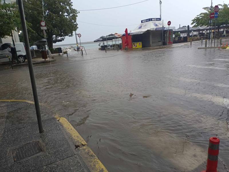 Σε λίγα λεπτά μετατράπηκαν σε λίμνες...