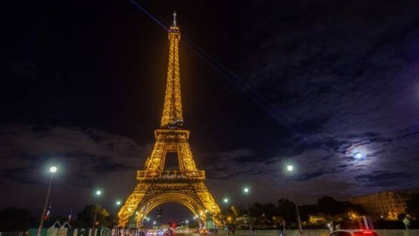 Μεθυσμένοι τουρίστες διανυκτέρευσαν στον Πύργο του Άιφελ