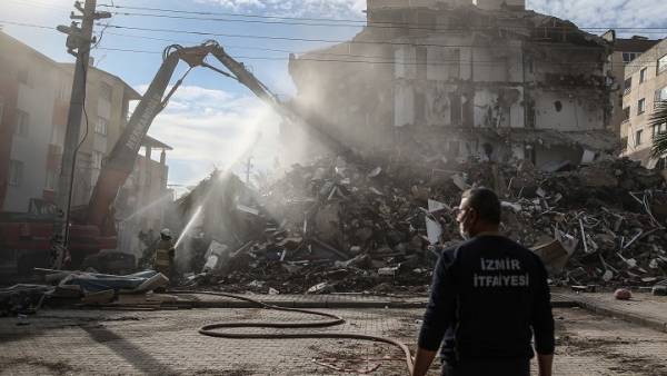 Τουρκία: Στους 92 οι νεκροί από τον σεισμό της Παρασκευής (βίντεο)
