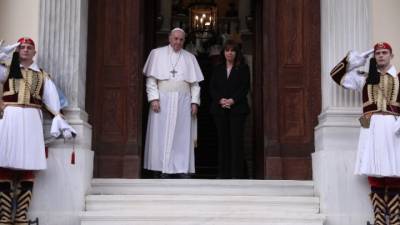 Επίσκεψη Πάπα Φραγκίσκου: &quot;Χωρίς την Ελλάδα ο κόσμος θα ήταν λιγότερο σοφός&quot; – Τα μηνύματα που έστειλε (βίντεο)