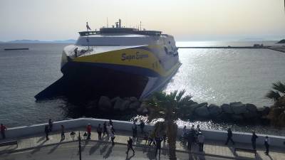 Πρόσκρουση πλοίου στο λιμάνι της Τήνου
