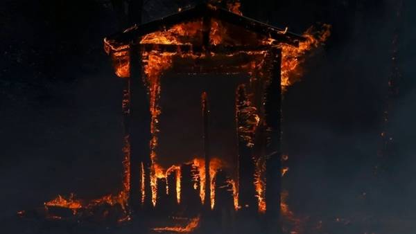 Δασικές πυρκαγιές στην Καλιφόρνια: Τρεις άνθρωποι έχασαν τη ζωή τους