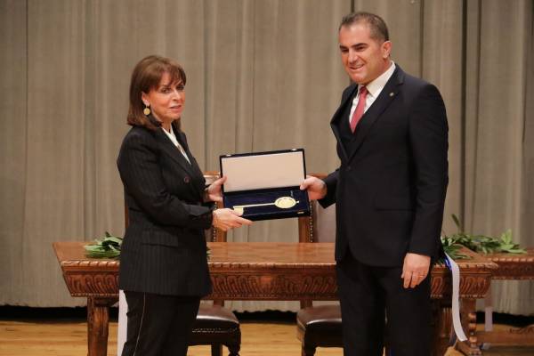 Επίτιμη δημότης Καλαμάτας ανακηρύχθηκε η Πρόεδρος της Δημοκρατίας Κατερίνα Σακελλαροπούλου (βίντεο)