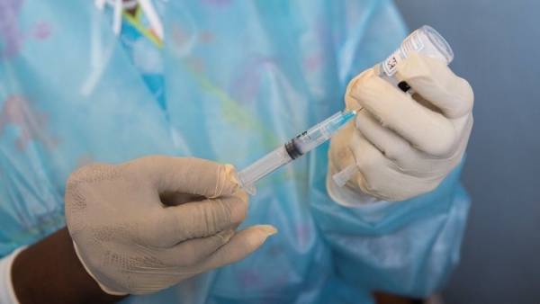Η AstraZeneca σχεδιάζει εμβόλιο για την παραλλαγή Όμικρον
