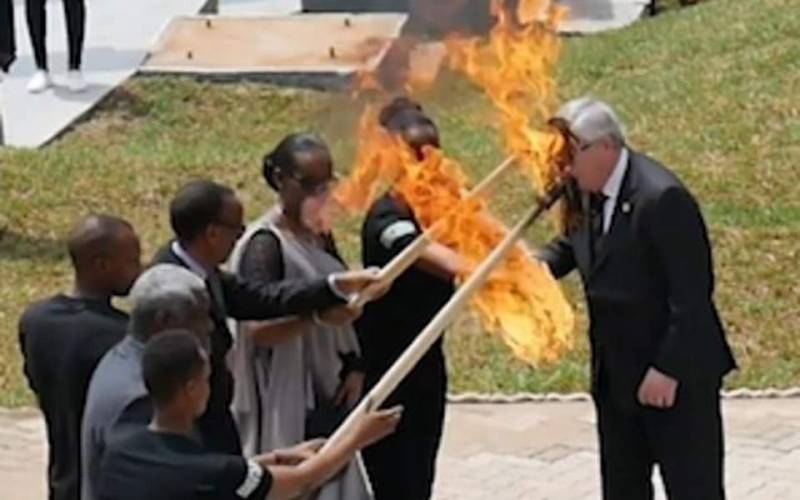 Ο Γιούνκερ λίγο έλειψε να βάλει… φωτιά στην πρώτη κυρία της Ρουάντα (Βίντεο)