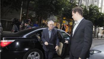 Διαψεύδει ο Δραγασάκης ότι χρησιμοποιεί τη BMW που είχε ο Βενιζέλος