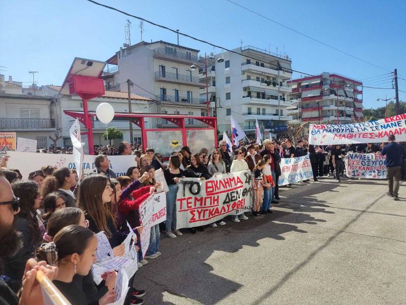 Καλαμάτα: Πορεία σε κεντρικούς δρόμους και συγκέντρωση έξω από την Π.Ε. Μεσσηνίας για τα Τέμπη (βίντεο-φωτογραφίες)