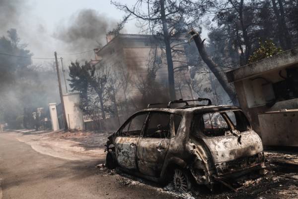 Πυρκαγιά στη Σταμάτα: Παραμένει δύσκολη η κατάσταση (βίντεο)