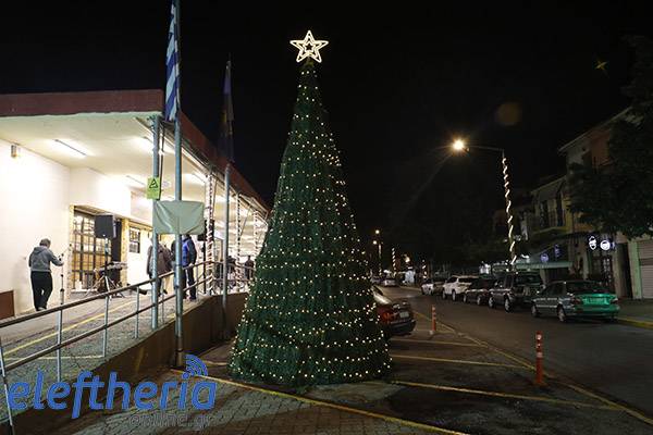Φωταγωγήθηκε το χριστουγεννιάτικο δένδρο στην Κεντρική Αγορά Καλαμάτας (βίντεο-φωτογραφίες)
