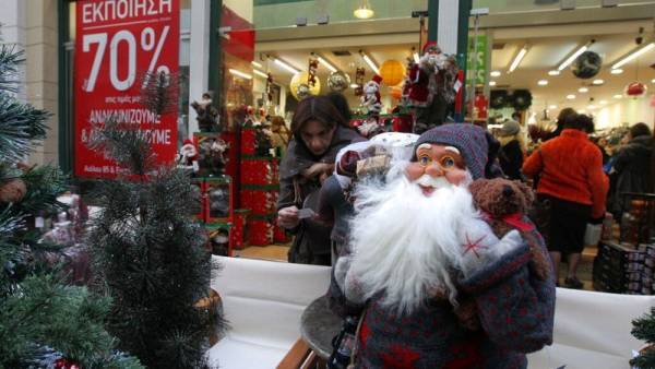Τι λένε οι καταναλωτές για την ακρίβεια- Πώς επηρεάζονται τα σχέδιά τους για τα Χριστούγεννα