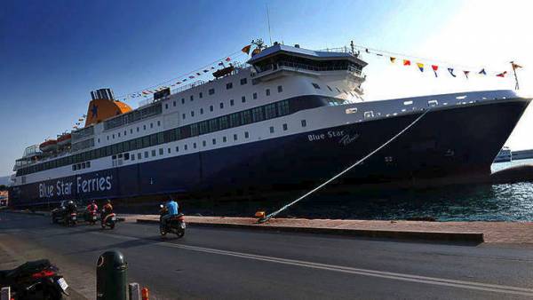 Αποκολλήθηκε το «Blue Star Patmos» που είχε προσαράξει στο λιμάνι της Ίου