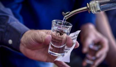 Τι αλλάζει για χύμα τσίπουρο και τσικουδιά - Η &quot;ατέλεια&quot; και ο τρόπος διάθεσης