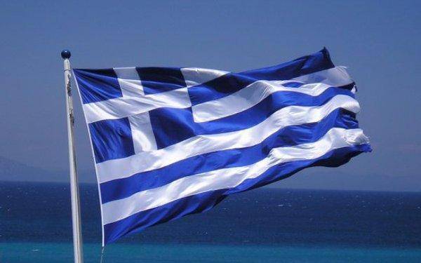 Εκαψαν τη ελληνική σημαία στην πλατεία Καποδίστρια στο Ναύπλιο