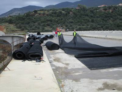 Μαύρα πλέγματα στη γέφυρα του Νέδοντα