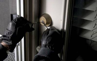 3 τσιγγάνοι μπούκαραν σε σπίτι στην Καλαμάτα για κλοπή