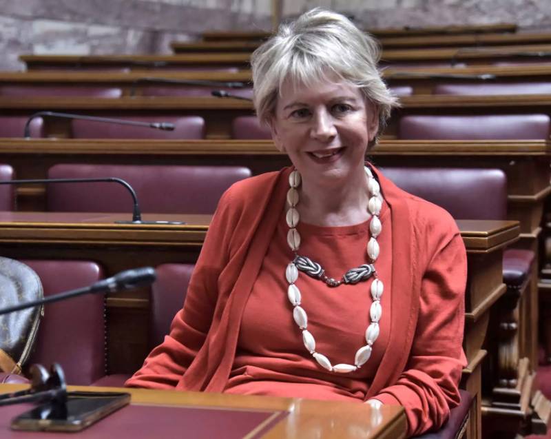 Αγωγή εναντίον του Αχιλλέα Μπέου κατέθεσε η Ελενα Ακρίτα