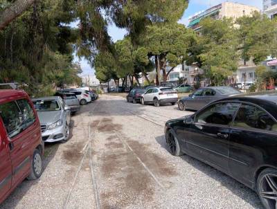 Συνωστισμός αυτοκινήτων στο χώρο του σιδηροδρομικού σταθμού: Εφιάλτης η στάθμευση στο κέντρο της Καλαμάτας