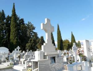 Εκλεψαν 800... μπρούτζινα ανθοδοχεία από το Κοιμητήριο Αργους