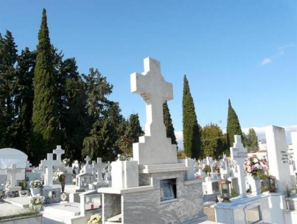 Εκλεψαν 800... μπρούτζινα ανθοδοχεία από το Κοιμητήριο Αργους