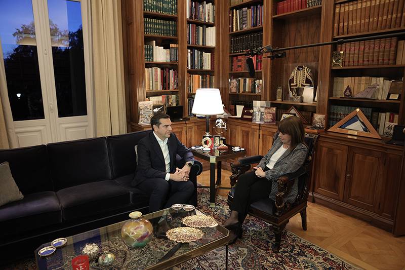 Συνάντηση Αλ. Τσίπρα με την ΠτΔ Κατερίνα Σακελλαροπούλου για τις υποκλοπές