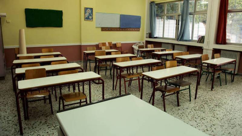 Θεσσαλονίκη: Ανεμιστήρας οροφής αποκολλήθηκε και έπεσε πάνω σε δύο μαθητές