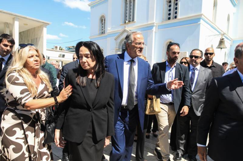 Πλήθος κόσμου στο μνημόσυνο της Λένας Σαμαρά (βίντεο)