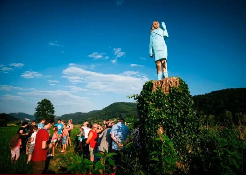 Σλοβενία: Τίμησαν τη Μελάνια Τραμπ με άγαλμα που μοιάζει... με σκιάχτρο ( φωτο)