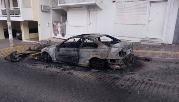 Έκαψαν αυτοκίνητο και μηχανή έξω από το σπίτι του αστυνομικού που εξέδιδε την 19χρονη (βίντεο)
