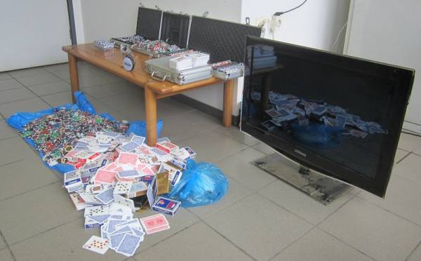 Σύλληψη 10 ατόμων για χαρτοπαιξία - κατασχέθηκαν πάνω από 6.000 ευρώ