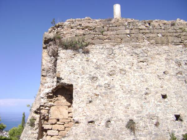 Κατέρρευσε τμήμα τάπιας στο κάστρο Kυπαρισσίας (φωτογραφίες)