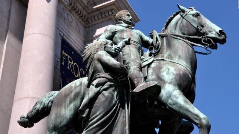 ΗΠΑ: Το άγαλμα του Ρούσβελτ αφαιρέθηκε από το Αμερικανικό Μουσείο Φυσικής Ιστορίας