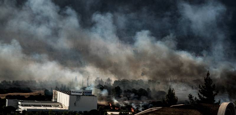 Φωτιά στην Βαρυμπόμπη: Εκκενώνεται το Ολυμπιακό Χωριό στους Θρακομακεδόνες (βίντεο)
