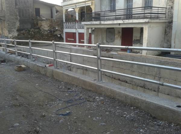 Μπάρες ασφαλείας και κιγκλιδώματα σε επικίνδυνα σημεία του Δήμου Καλαμάτας