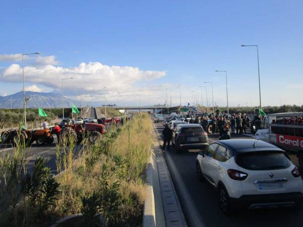 Καλαμάτα: Εκλεισαν τον αυτοκινητόδρομο στον κόμβο της Θουρίας για μία ώρα οι αγρότες (βίντεο)