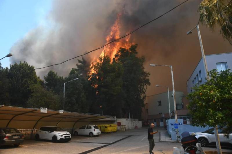 Φωτιά στην Πάτρα: Έκτακτη σύσκεψη στο Καραμανδάνειο – Εκκενώθηκαν 3 δομές υγείας (βίντεο)