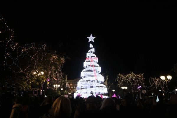 Σε ρυθμούς Χριστουγέννων επίσημα η Αθήνα: Φωταγωγήθηκε το δέντρο στο Σύνταγμα