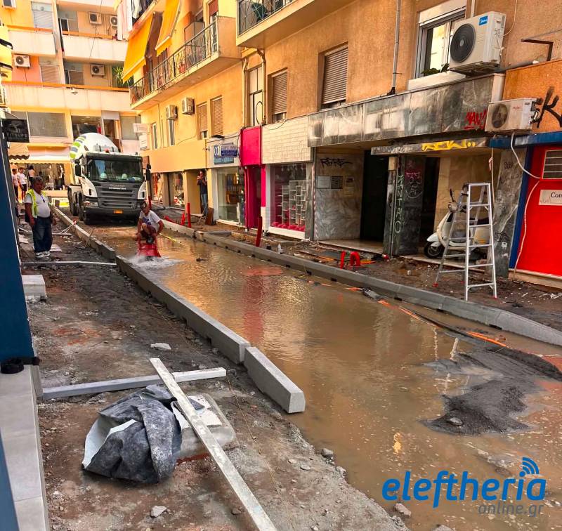 Καλαμάτα: Έσπασε αγωγός στην Ανδρέα Σκιά – Πλημμύρισε ο δρόμος κατά τις εργασίες ανάπλασης