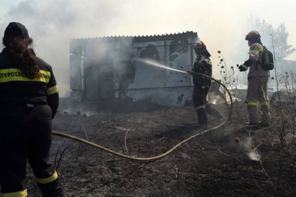 Τρεις πυροσβέστες τραυματίστηκαν από ανατροπή ρυμούλκας στο Ζευγολατιό Κορινθίας