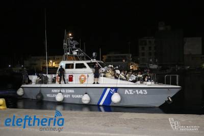 Στο λιμάνι της Καλαμάτας οι 39 διασωθέντες μετανάστες (φωτό και βίντεο)