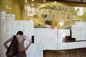 Bloomberg: Ανεργία και ύφεση πιέζουν τον Αλέξη Τσίπρα