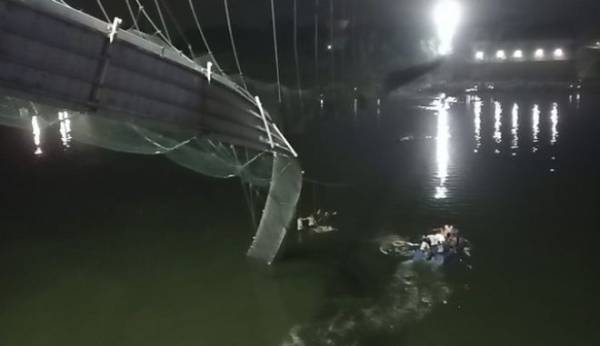 Ινδία: Τους 81 έφτασαν οι νεκροί από την κατάρρευση γέφυρας (βίντεο)